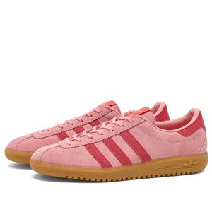 ADIDAS BERMUDA W
Semi Pink Spark, Preloved Scarlet & Gum